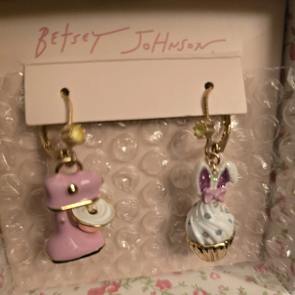 Betsey JohnsonSpring Bunny Cupcake Mismatch Drop Earrings - Picture 14 of 14